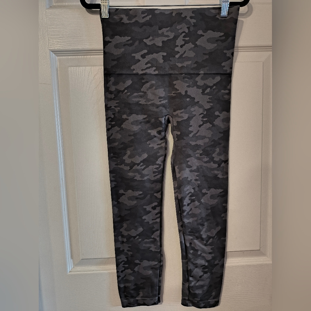 Spanx Cropped Camo Sz XL Leggings - Picture 5 of 9